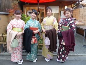 研修旅行で京都にお越しのみづきさん、ゆうみさん、りなさん、くるみさんの4人