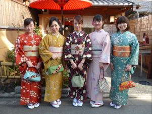 大学時代の同級生のもえこさん、ゆうかさん、ゆいさん、えいみさん、ちあきさんの5人グループ