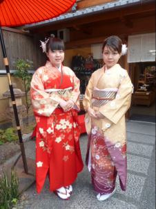 台湾から京都に留学中のゆいさんとちさとさん　お二人は新成人になられ、振袖を召してお祝いされました。