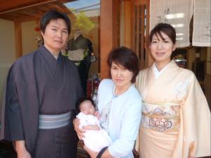 浜松からお越しのあきよさんご夫妻は、わかなちゃんのお宮参りのためお着物をお召しになりました