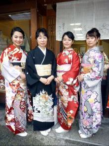 結婚式に参列されるやすよさん母娘