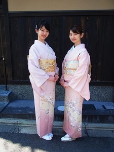 結婚式に参列されるかおりさん、あすかさん